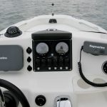 Boston Whaler 180 Dauntless helm