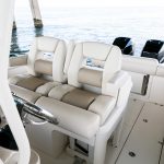 Boston Whaler 280 Outrage Helm Seating