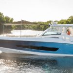 Boston Whaler 420 Outrage Running